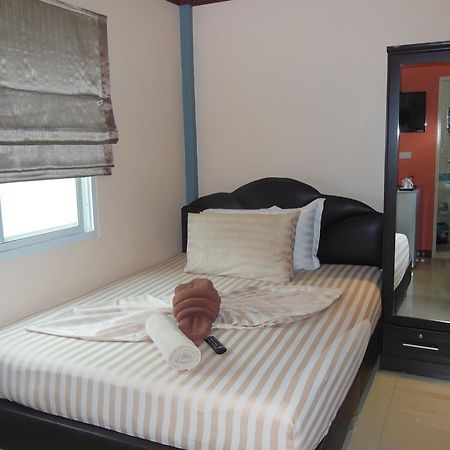 Boomerang Guesthouse And Bar Pattaya Bagian luar foto