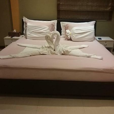 Boomerang Guesthouse And Bar Pattaya Bagian luar foto
