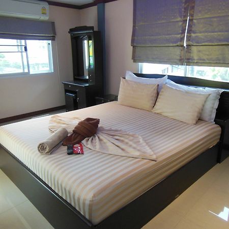 Boomerang Guesthouse And Bar Pattaya Bagian luar foto
