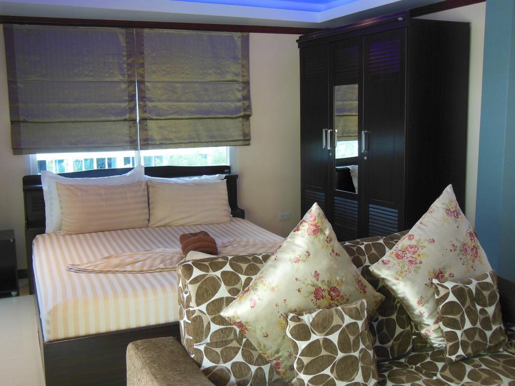 Boomerang Guesthouse And Bar Pattaya Bagian luar foto