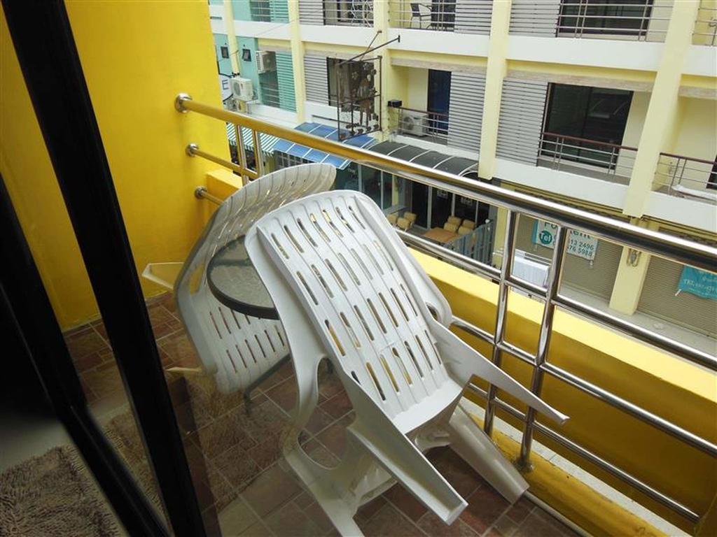 Boomerang Guesthouse And Bar Pattaya Bagian luar foto