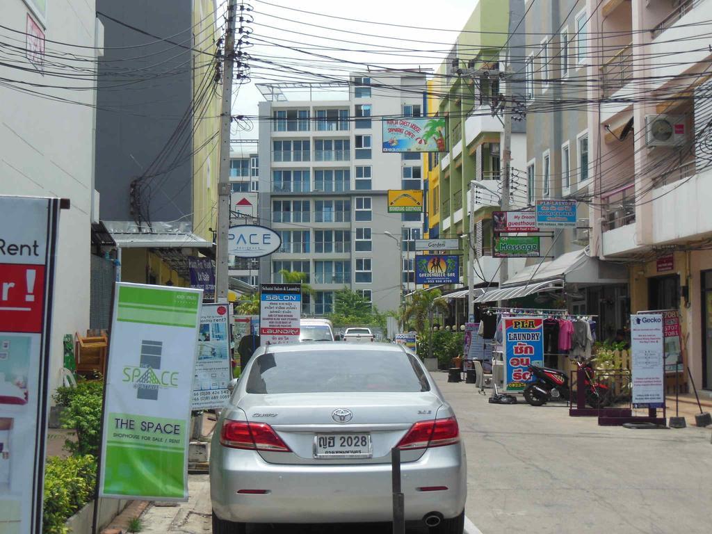 Boomerang Guesthouse And Bar Pattaya Bagian luar foto
